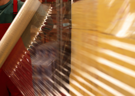 7 claves para mejorar la eficiencia logística con plástico film industrial