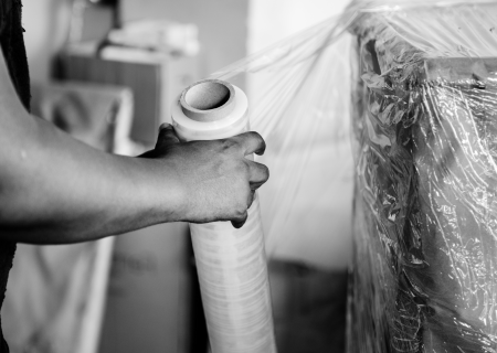 ¿Cómo ahorrar hasta un 30 % en embalaje con plástico film industrial? 5 claves que debes conocer