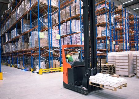 Relación entre maquinaria logística y almacenaje